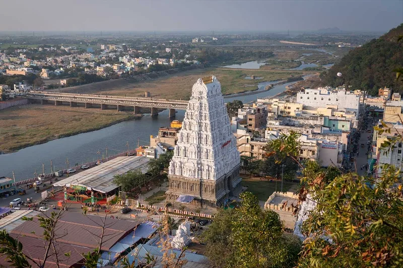 Templis ar gopuram virs upes
